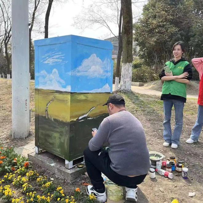 街道高校携手城市路障石秒变“萌墩墩”pg电子平台(图3)