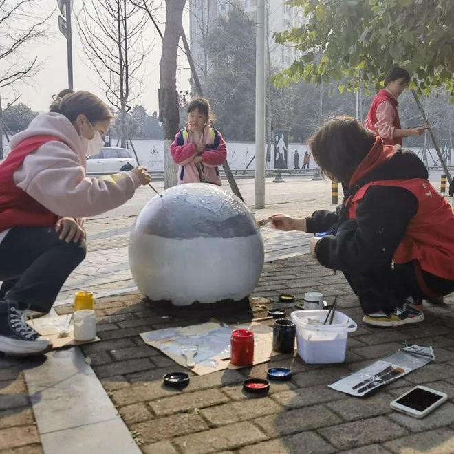 街道高校携手城市路障石秒变“萌墩墩”pg电子平台(图2)